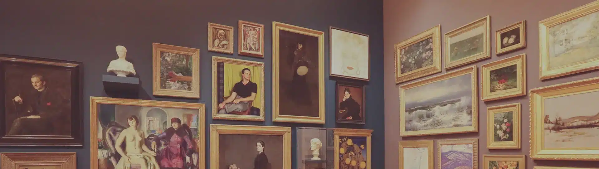 Viele Bilder und Gemälde an einer grauen Wand