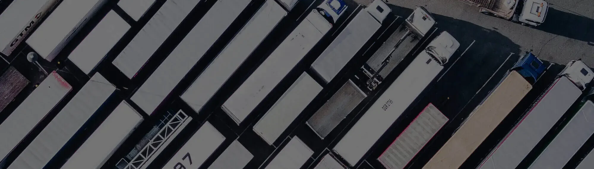 LKW von oben auf einem Parkplatz