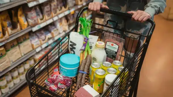 Einkaufswagen im Supermarkt mit Obst und Gemüse