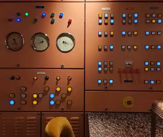 Elektronische Geräte mit Schaltern und bunten Knöpfen