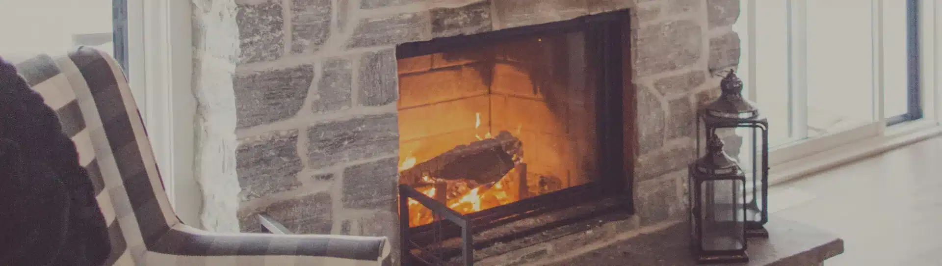 gemütliches Feuer im Kanin