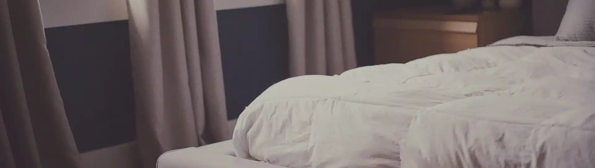 kuschelige Bettdecke und Matratze im Bett