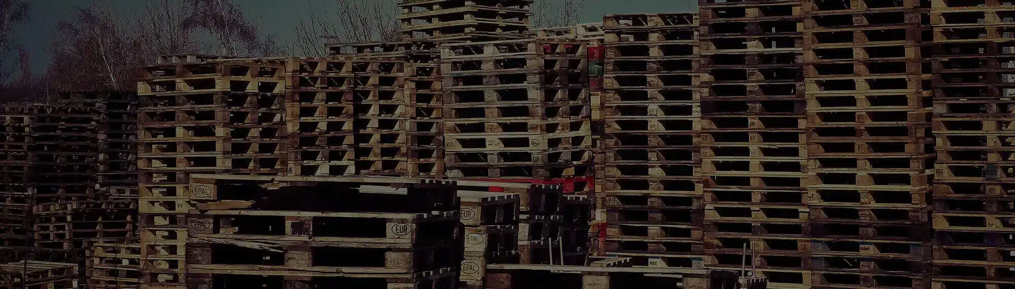 Paletten für den Versand auf einem Stapel