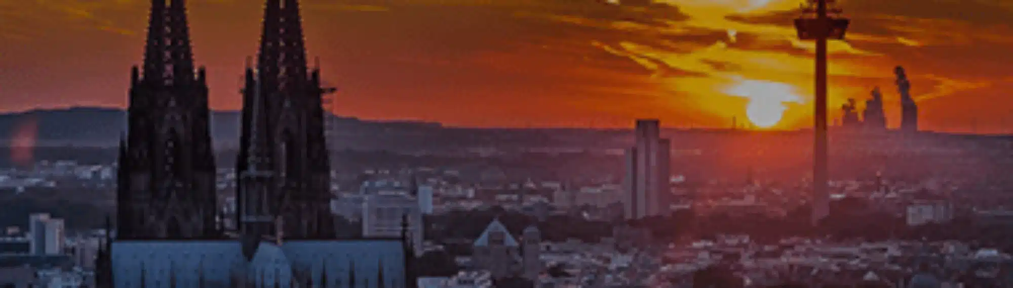 Kölner Innenstadt im Sonnenaufgang mit Kölner Dom